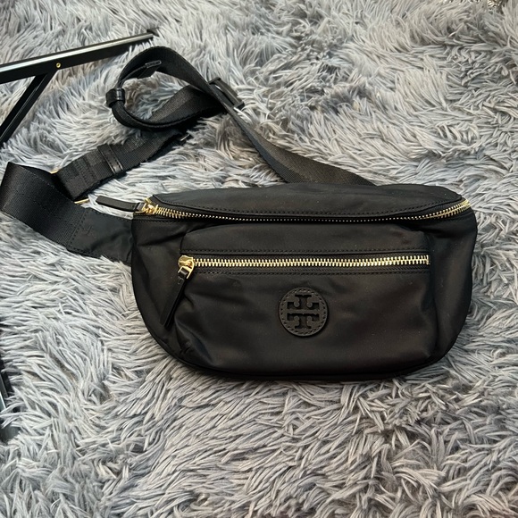 ⭐️Tory Burch Black Belt Bag with Gold Accents - Picture 1 of 3